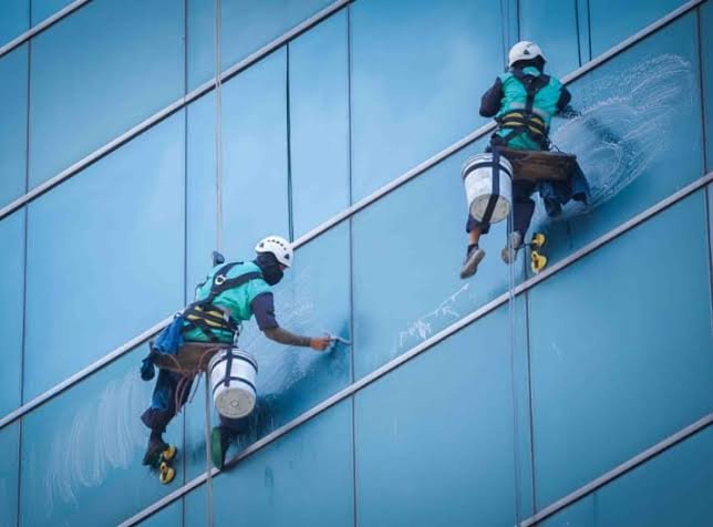 تنظيف واجهات زجاج في الرياض: دليلك الشامل للحصول على واجهة لامعة